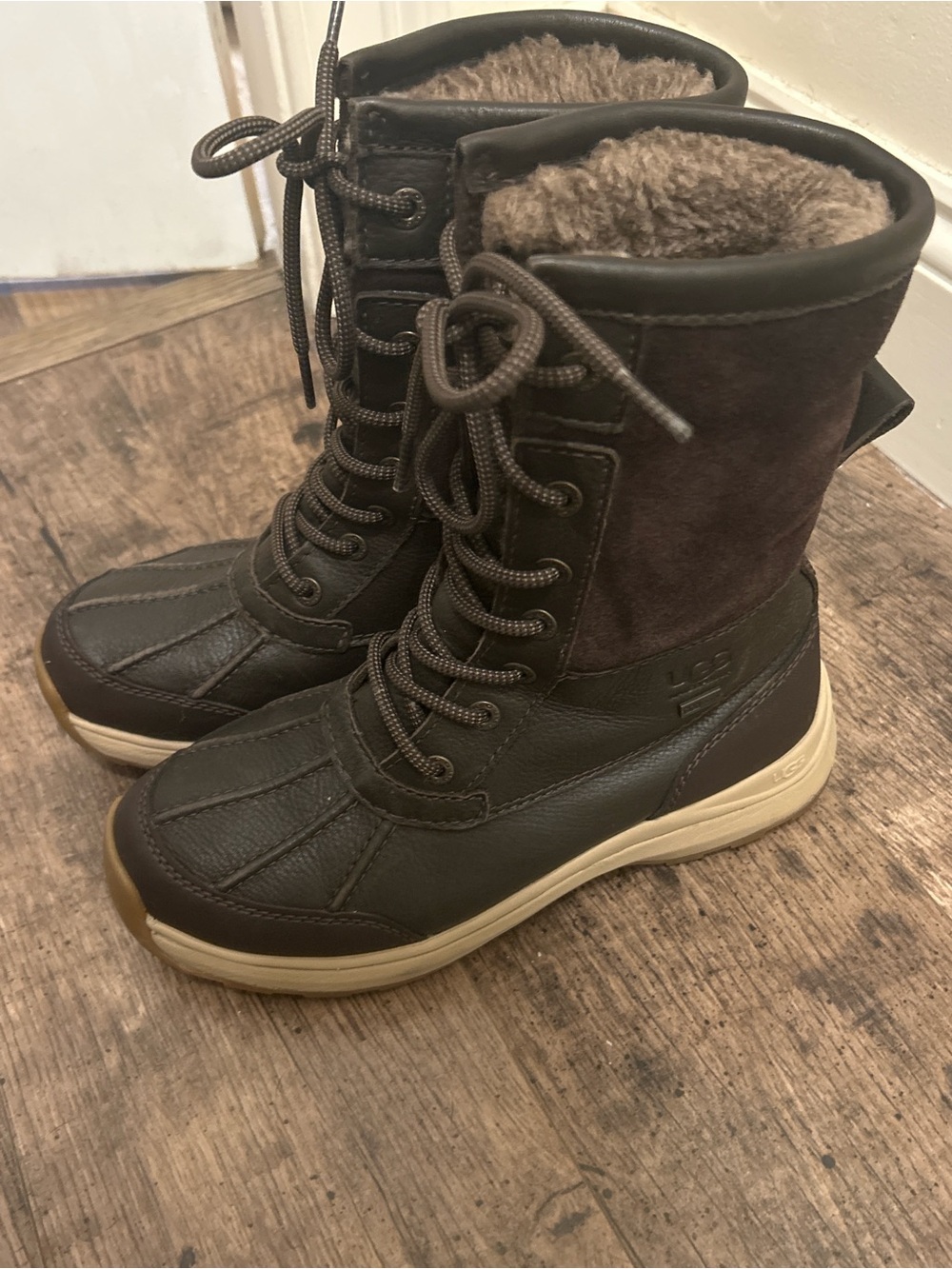 UGG women’s Brown Waterproof Lace-Up Winter Boot size 7